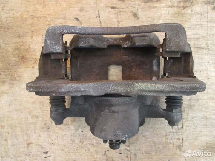 Суппорт передний правый Honda Stream RN1 D17A