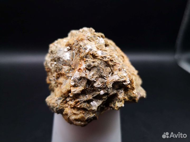 Слюда на породе