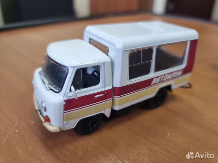 Модель автомобиля 1:43