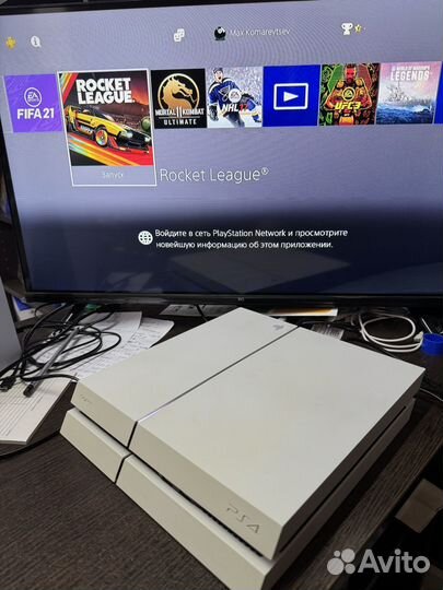 Sony PS4 белая +2 геймпада