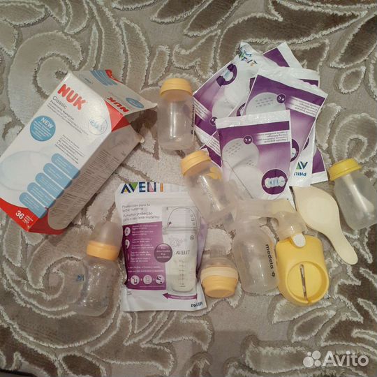 Молокоотсос ручной Medela, бутылочки, пакеты