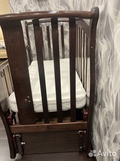 Детская кроватка с продольным маятником