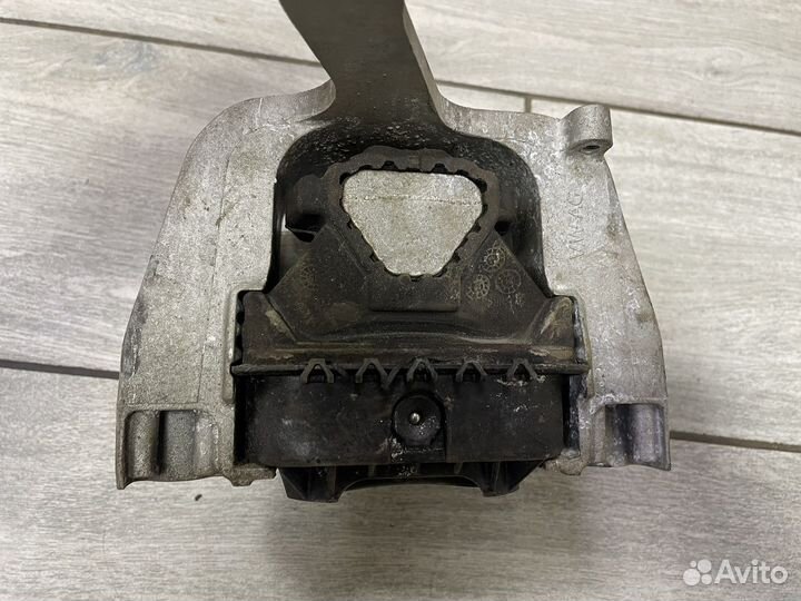 Опора двигателя правая Шкода Октавия А7 Ауди А3