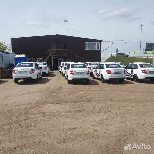 Водитель в парк для такси