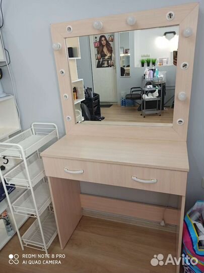 Гримерный стол с зеркалом и подсветкой