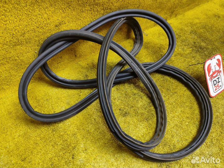 Уплотнительная резинка багажника задняя Toyota