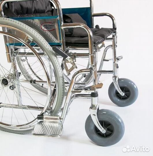 Кресло коляска инвалидная с пневматическими FS902C