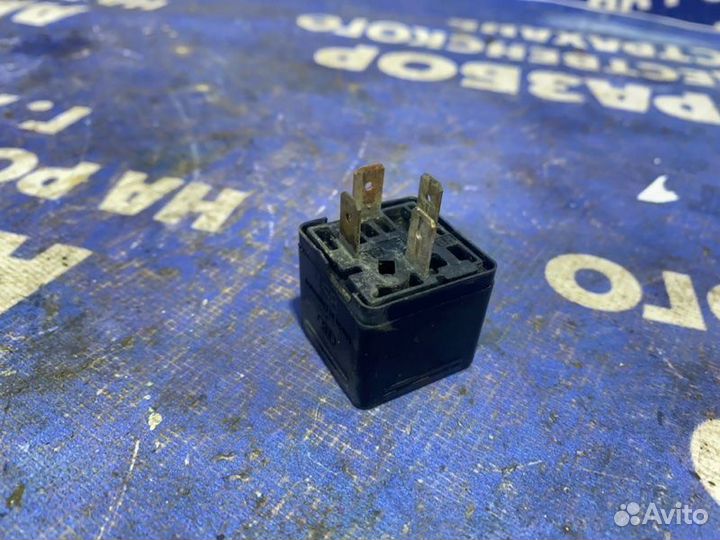 Реле Audi 80 седан 1990