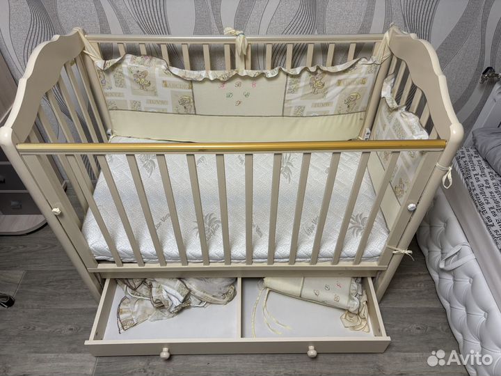 Детская кроватка с продольным маятником