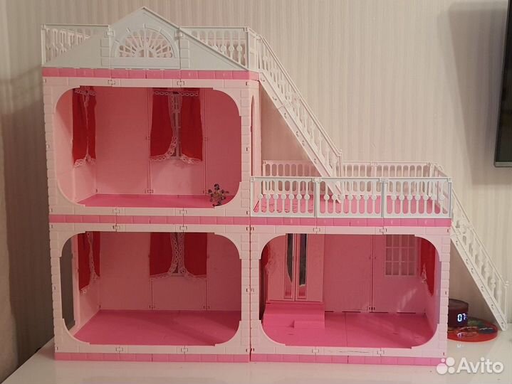 Большой кукольный домик с мебелью