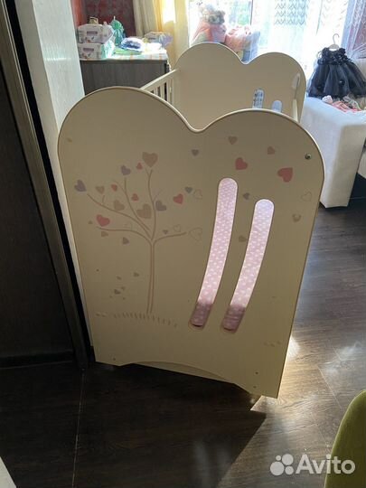 Детская кроватка с маятником и ящиком