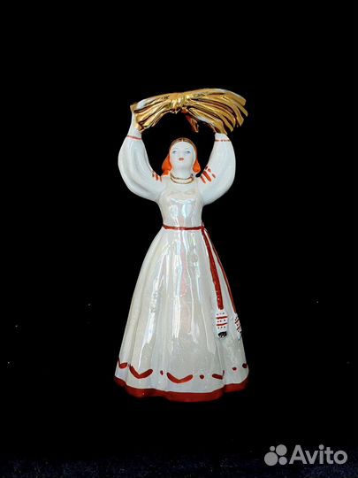 Статуэтка Девушка со снопом