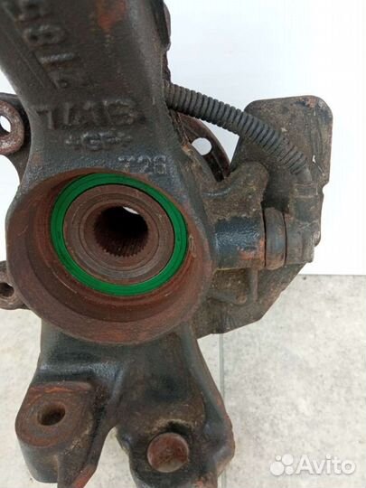 Ступица передняя левая Volkswagen Passat B5 8D0407