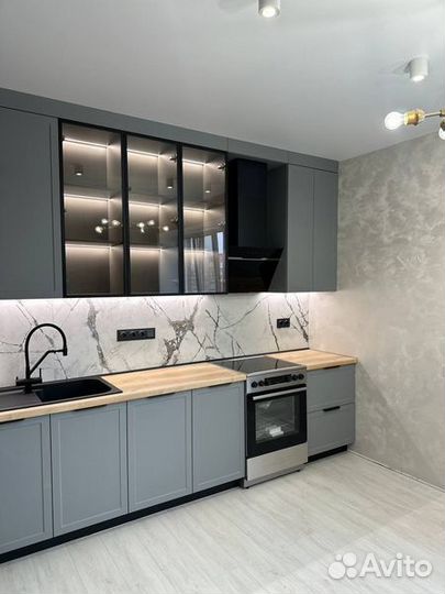 Угловой кухонный гарнитур с витриной