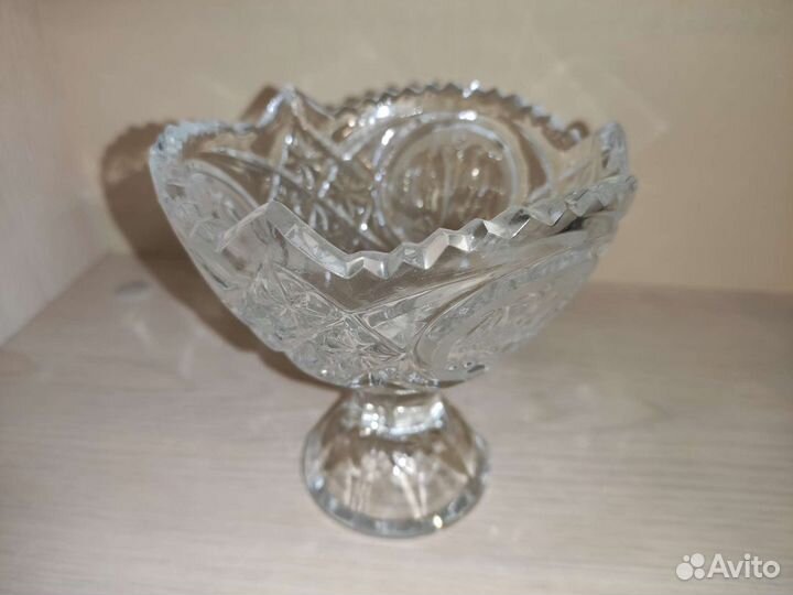 Хрустальные вазы, стопки, штоф на подносе