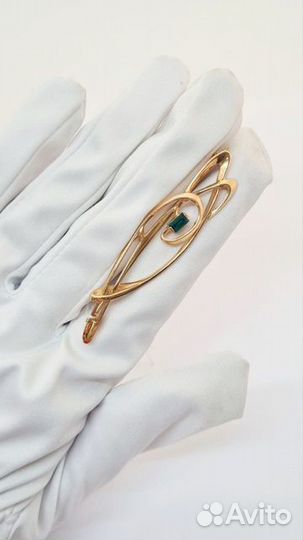 Золотая брошь с фианитом