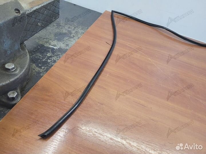 Молдинг лобового стекла Nissan Tiida C11 04-14