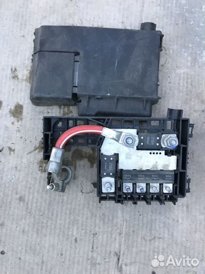 Блок предохранителей на аккумулятор на Шевроле кру