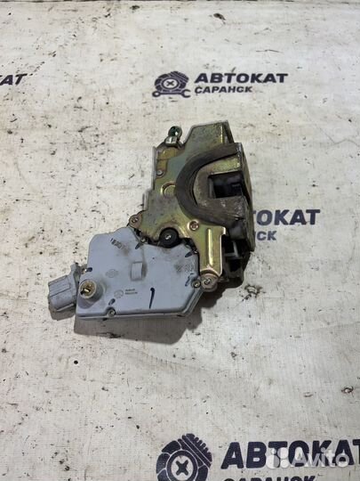 Замок передний правый Nissan Primera P11