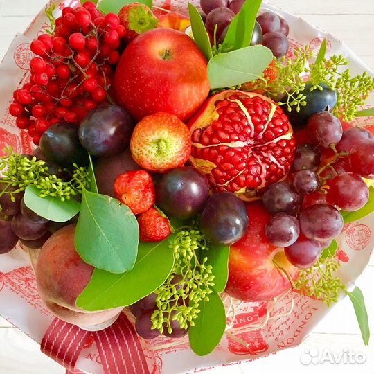 Комплектовка посылок на складе в Ночь / (РФ)