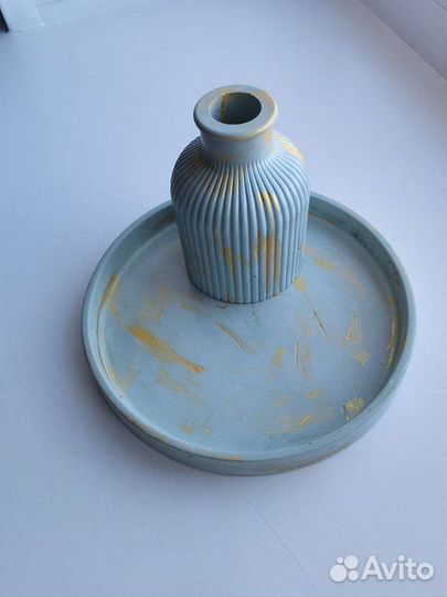 Подставка с вазой