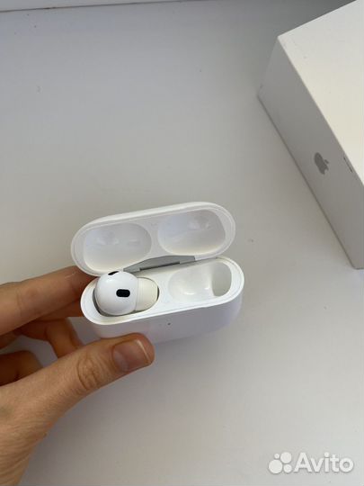 Кейс и левый наушник airpods pro 2 оригинал