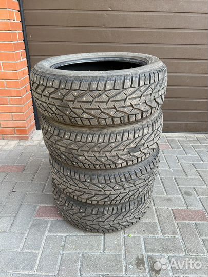 Tigar Ice 215/55 R17