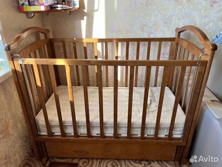 Детская кроватка с маятником и ящиком