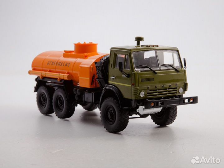 Коллекционные модели автомобилей в масштабе 1:43