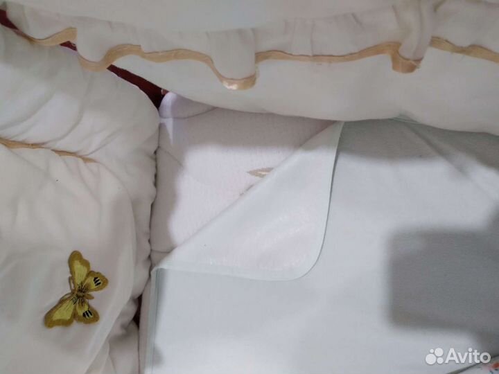 Кроватка детская с маятником