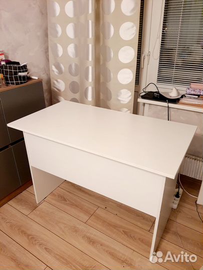 Компьютерный стол белый
