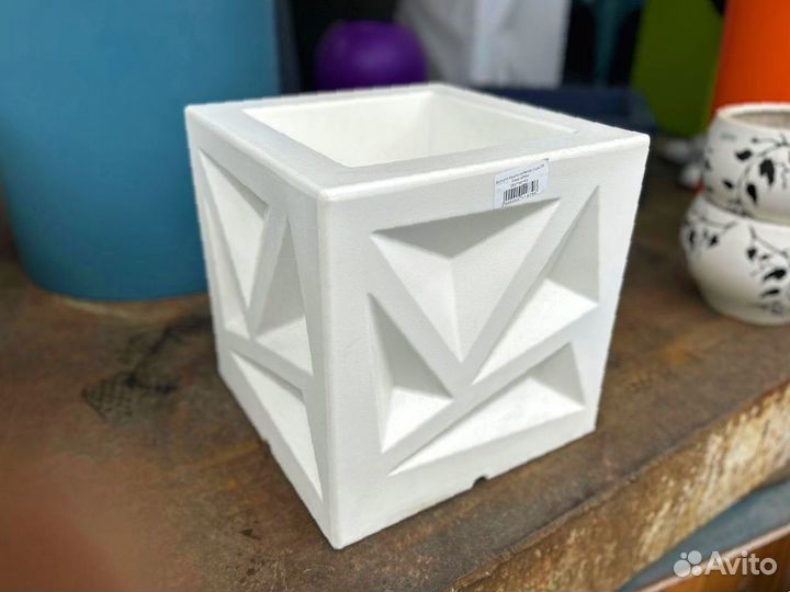 Белое кашпо для улицы