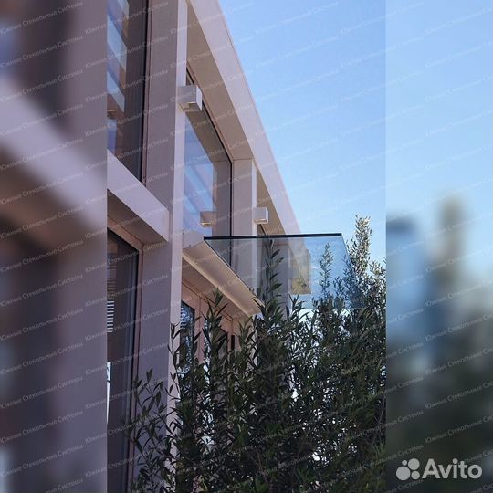 Стеклянный навес над крыльцом