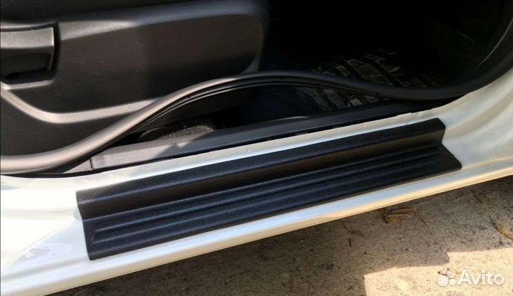 LADA Vesta пластиковые накладки на пороги 4шт
