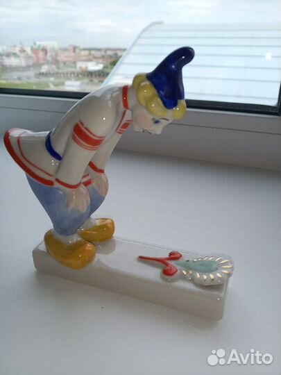 Статуэтка фарфоровая