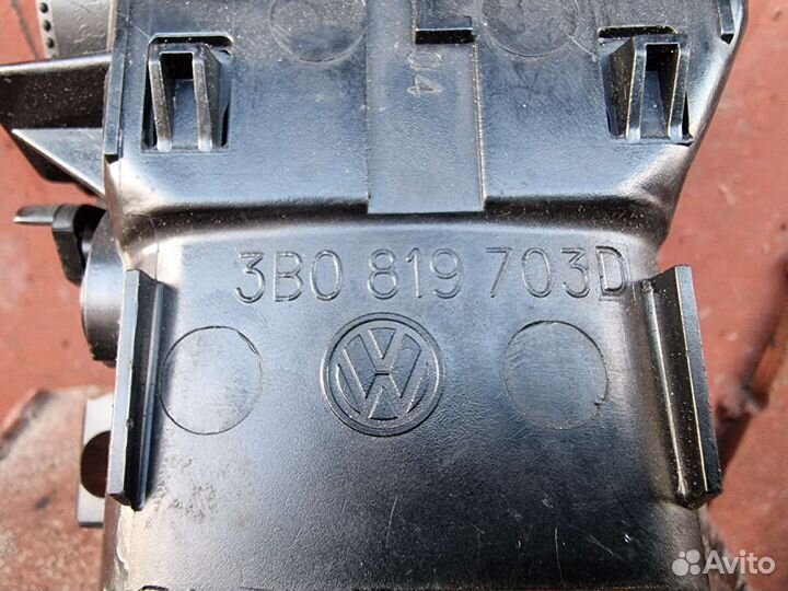 Дефлектор воздушный в торпедо левый Пассат Б-5