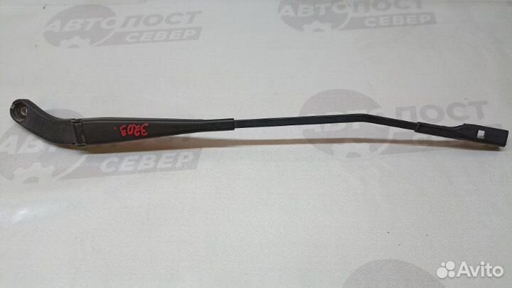 Поводок стеклоочистителя передний правый Audi A4