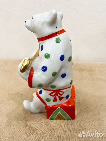 Фарфоровая статуэтка 