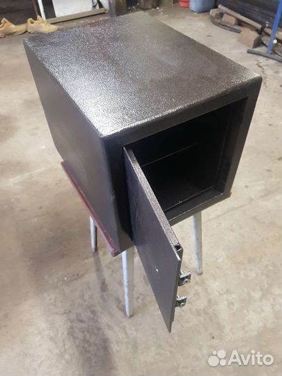 Сейф металлический