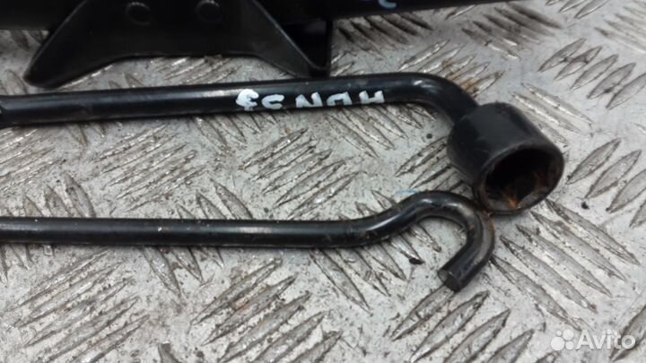 Домкрат на Nissan Primera P12