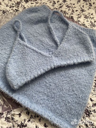 Пушистый вязаный костюм, топ на бретельках и юбка