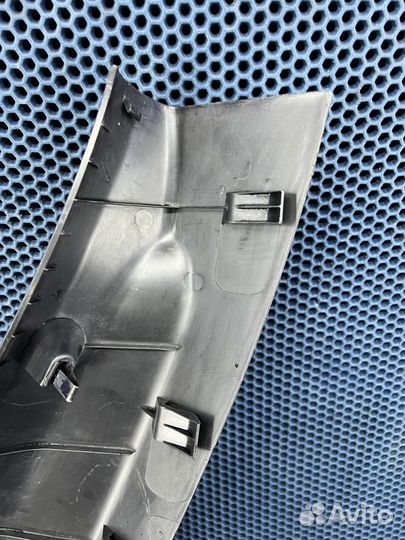 Обшивка задней стойки левая нижняя Audi Q7 4L