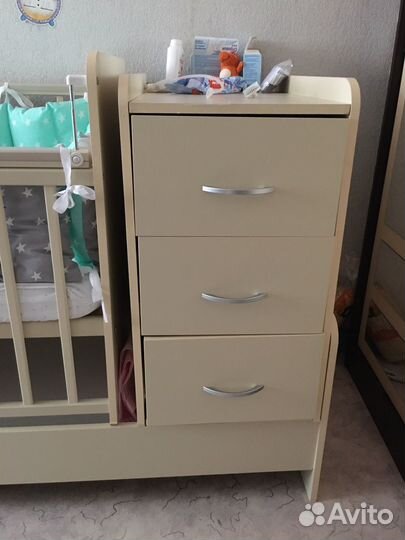 Детская кроватка с маятником и ящиком