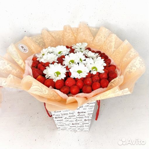 Букет из клубники и цветов