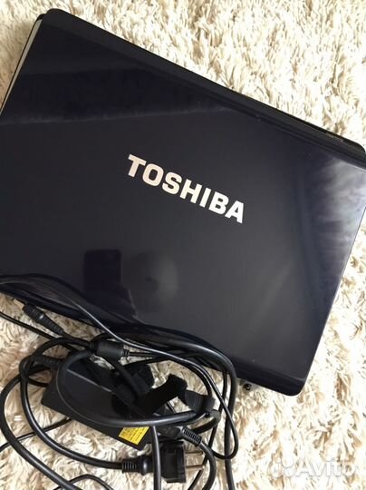 Ноутбук Toshiba A200, сломана крышка, включается