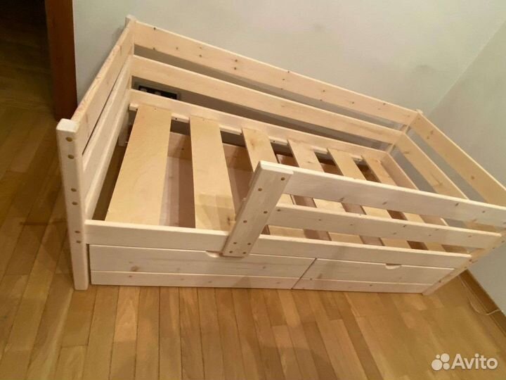 Детская кровать из дерева для дома и дачи