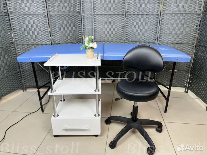 Кушетка, стул мастера и тележка с ящиком