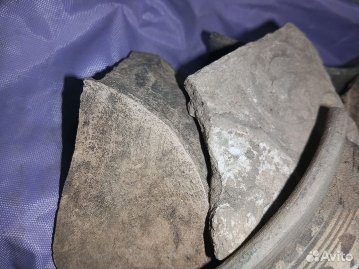 Черепки от старинной глиняной посуды