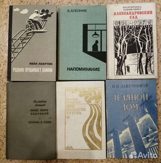 Полки вместе с книгами и по отдельности