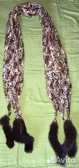 Шарф с кисточками из меха